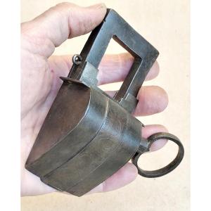 Beau cadenas de Nuremberg, fer forgé, gravé, état de neuf, 18e siècle