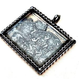 Curiosité d’acier vers 1700 :  pendentif sous verre, Ste Blandine de Lyon ?