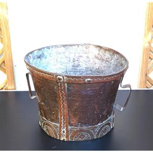 Beau Cuivre provençal : ferrat gravé de porteuse d’eau, 18e, état de vécu