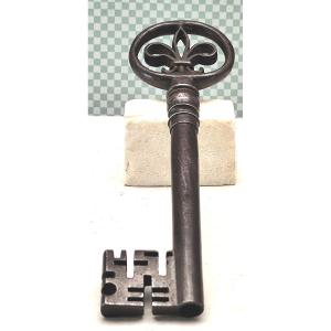 Large French Key, Circa 1630 Fleur De Lys Of Louis XIII, 18cm Very Good Condition