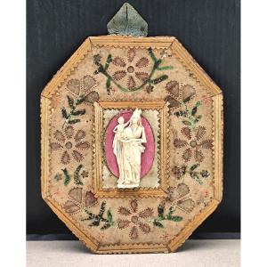 Art Monastique 18e, marqueterie de paille et broderie d’écorce, Vierge en os sculpté