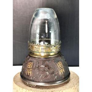 Jolie Lampe de fumerie d’Opium, Noix sculptée, laiton gravé, Chine, fin 19e