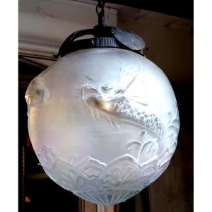 Lustre Boule verre dépoli aux poissons, Lorrain, 1930, Paul Daum et d’Avesn