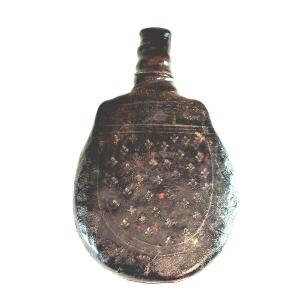 Poire à poudre en coquille St Jacques, cuir noir fleurdelysé, 18e siècle, état de neuf.