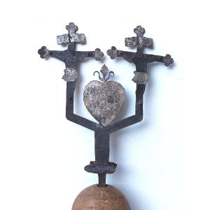 Fer forgé, 18 ou 19e siècle : Etonnant cœur brûlant entre deux calvaires, 50cm