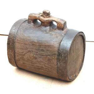 Tonnelet à deux doigts, cerclé de fer, bois d’orme veiné, 18-19e siècle
