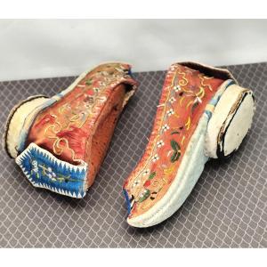 Luxueuses Petites chaussures d’enfant (usagées), soie brodée, Chine, 19e siècle