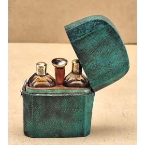 Flaconnier à Parfum, XVIIIe, Galuchat vert et argent poinçonné, bel état