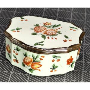 Tabatière en verre opalin 18e siècle, Autriche ou Bohème, émaillée de fleurs