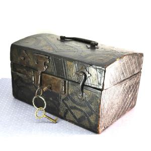 Petite Cassette cuir gravé, ferrures forgées, vers 1660, Bel état