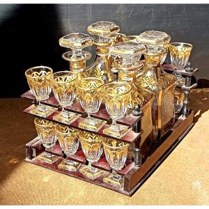  Cristallerie dorée de Cave à liqueur complète : 16 verres, 4 flacons. Baccarat 1850