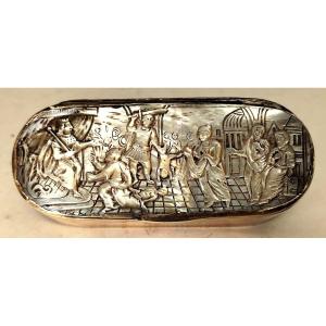 Le Jugement de Salomon, 17-18e siècle, Boîte à tabac nacre et laiton, bon état