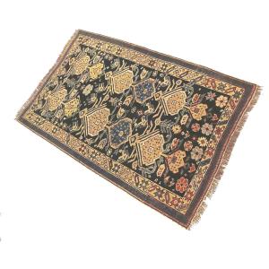 Joli tapis Caucase tribal ancien, à l’originale dissymétrie