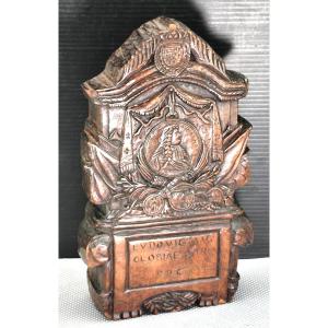Louis le Grand - Stèle miniature noyer sculpté, objet unique et patriotique, XVIIe siècle