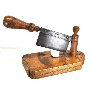 Coupe-chique, art populaire suisse du XIXe siècle, joliment sculpté.