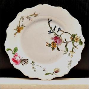 Assiette asymétrique en faïence de Marseille, fabrique de Robert ? XVIIIe siècle