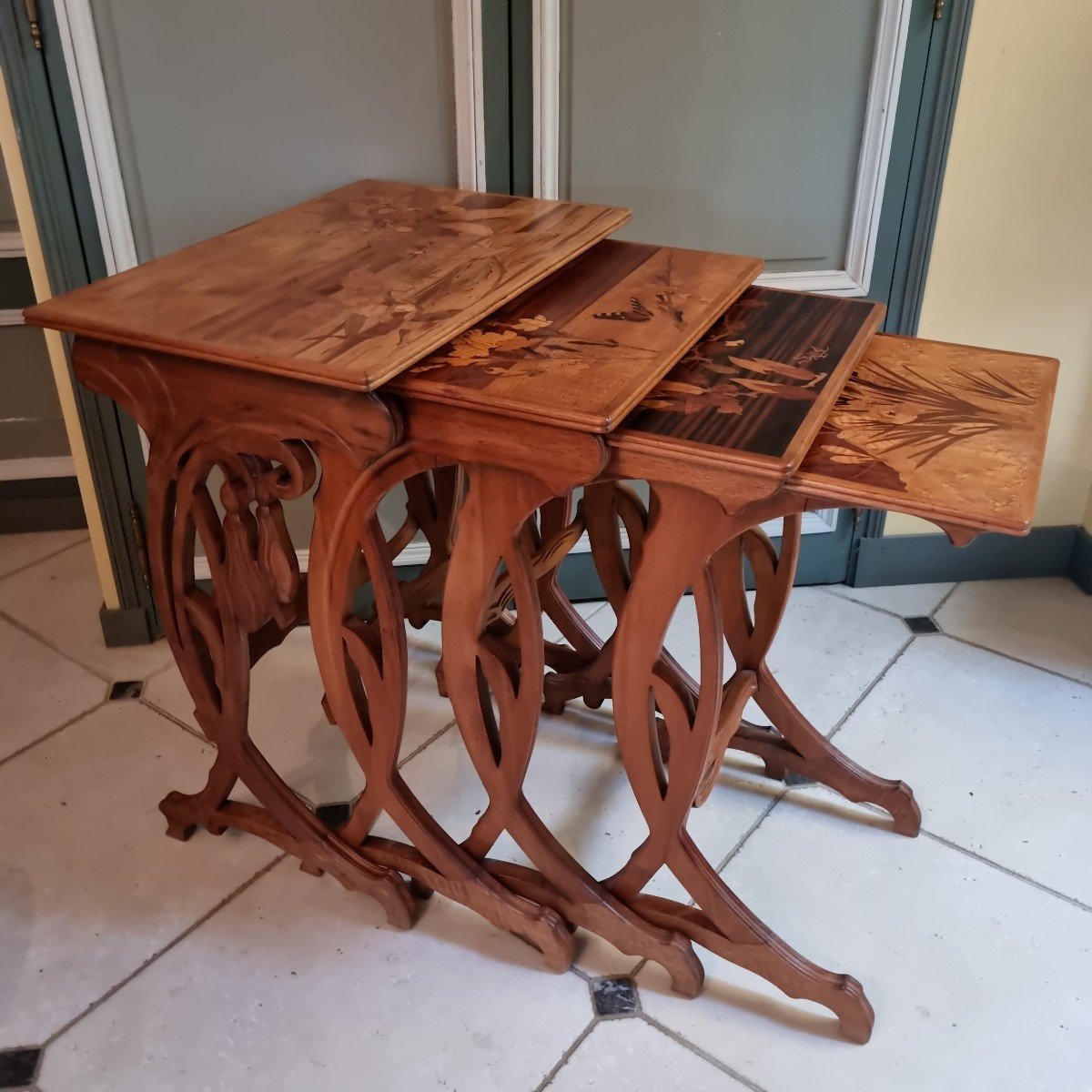 Tables Gigogne Marquetées Par Emile Galle Art Nouveau