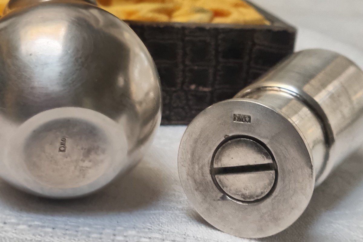 Saleron And Pepper Shaker In The Shape Of A Light Bulb And A Battery In Silver Metal-photo-1