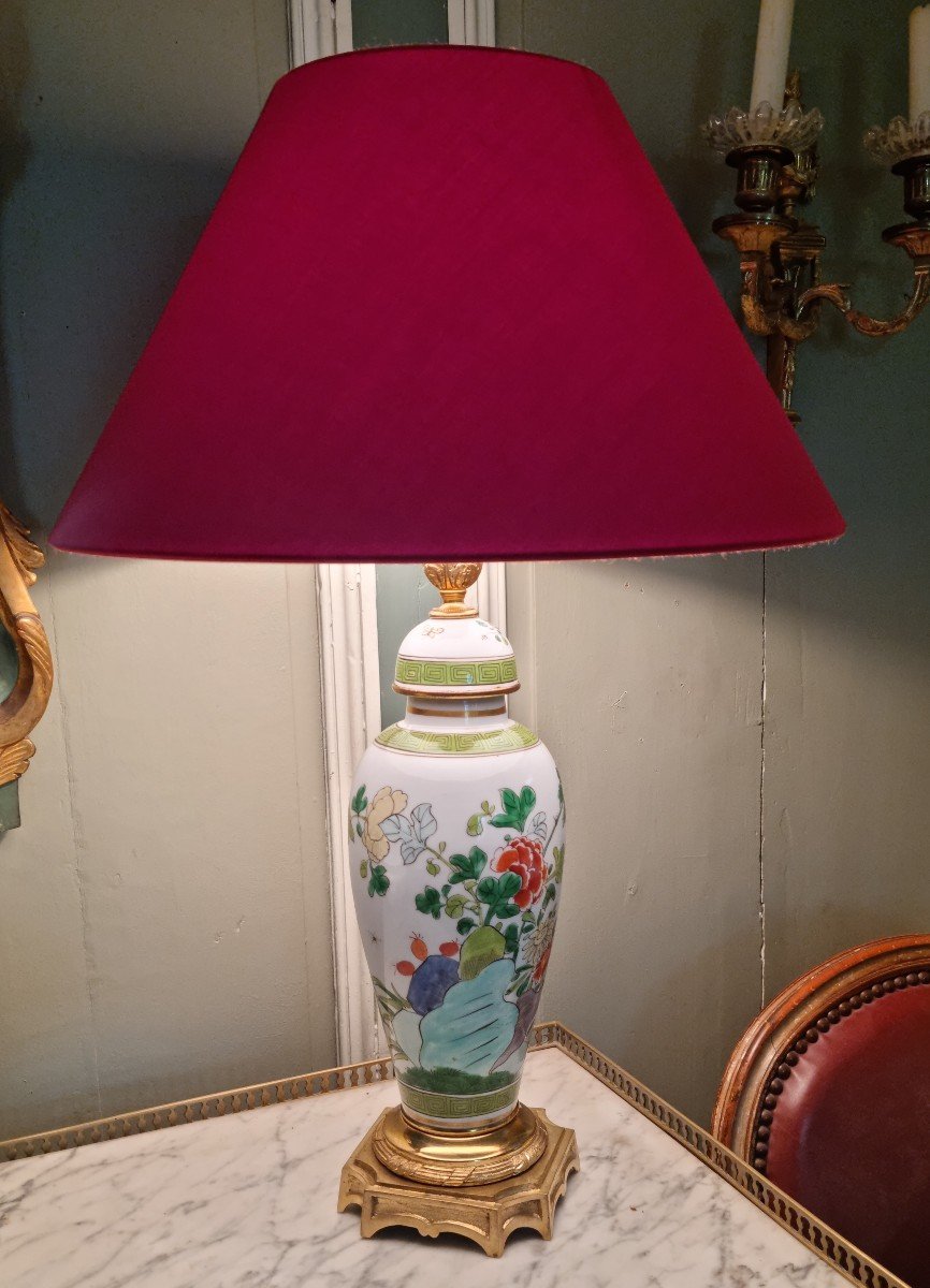 Vase Couvert En Porcelaine Monté En Lampe