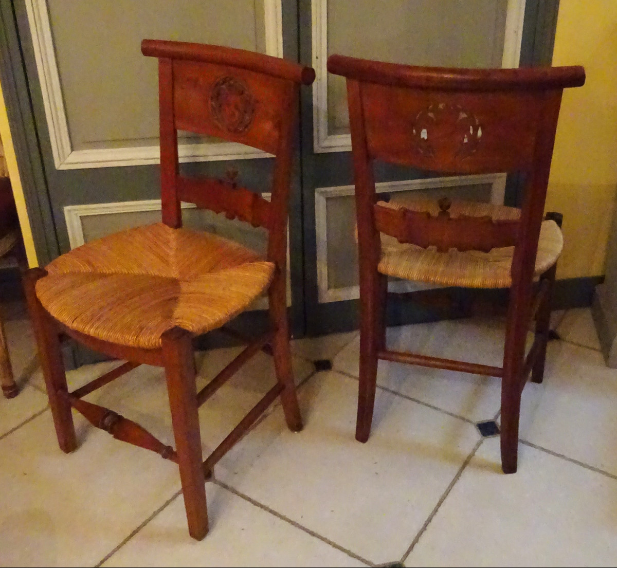 Paire de chaises paillées en bois fruitier début XIXème sculptées d' attributs royaux-photo-4