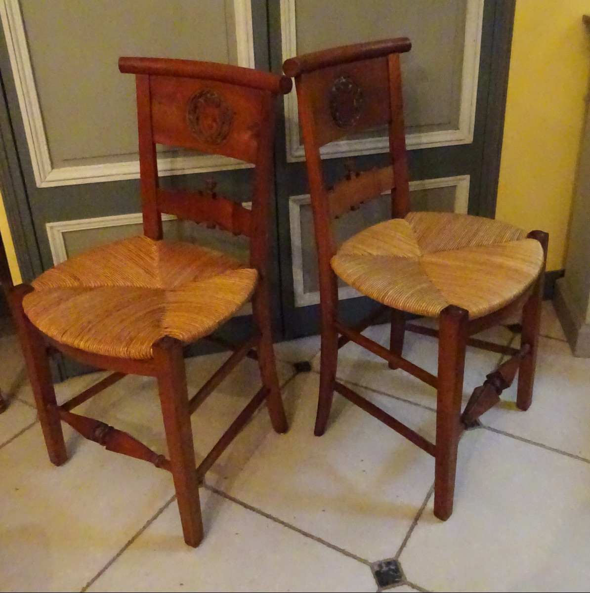 Paire de chaises paillées en bois fruitier début XIXème sculptées d' attributs royaux-photo-1