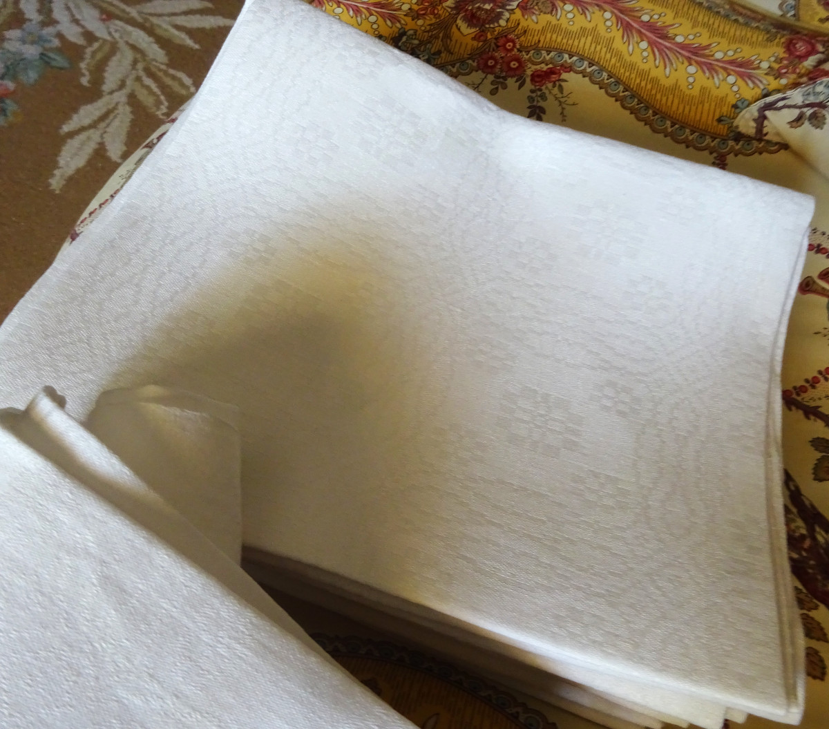 Suite de 11 très grandes serviettes de table à décor géométrique debut XXème