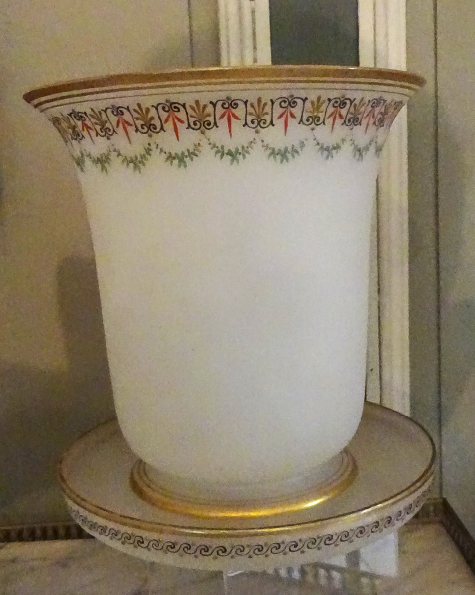 Cache-pot en opaline décorée d'époque XIXème