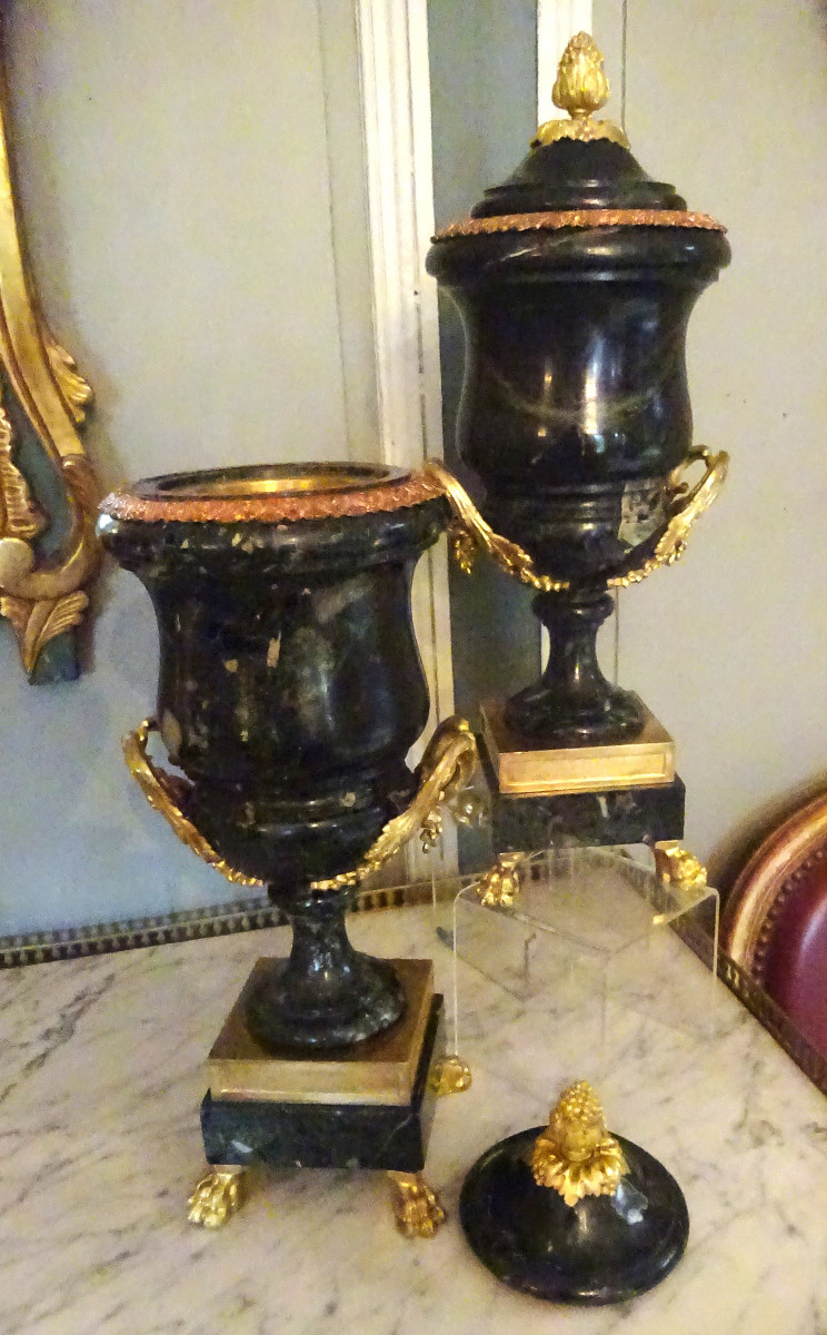 Paire de cassolettes de marbre et bronze d'époque XIXème