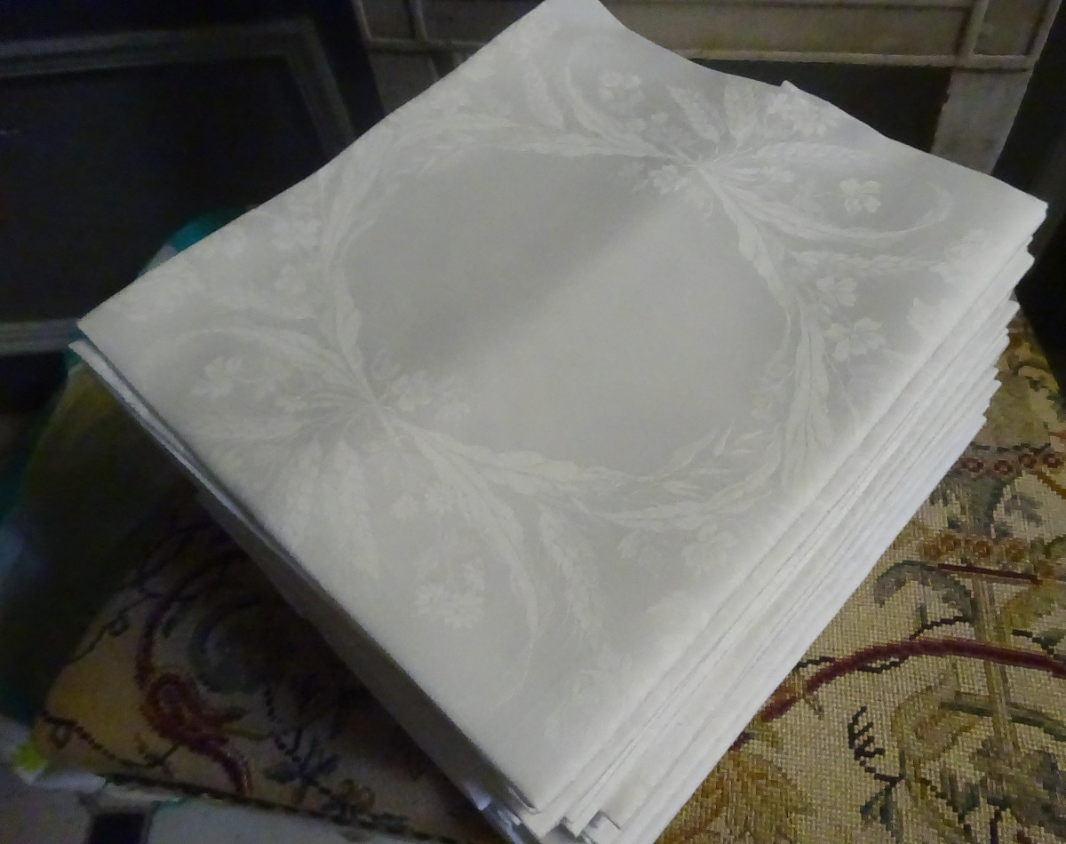 Suite de 29 grandes serviettes de table endamassé fin XIXème