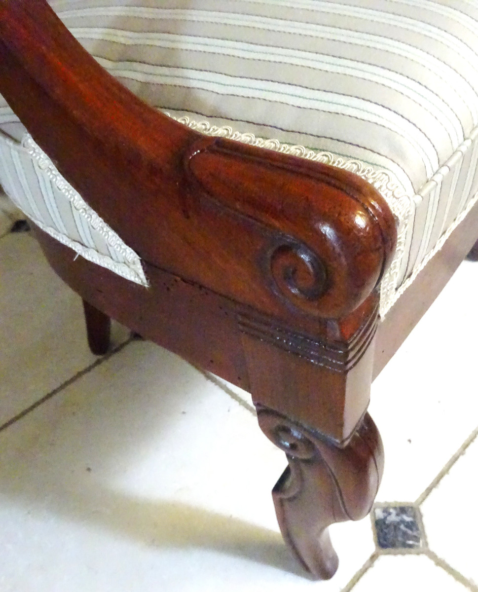Fauteuil de bureau d'époque Restauration acajou modèle à crosse.-photo-2