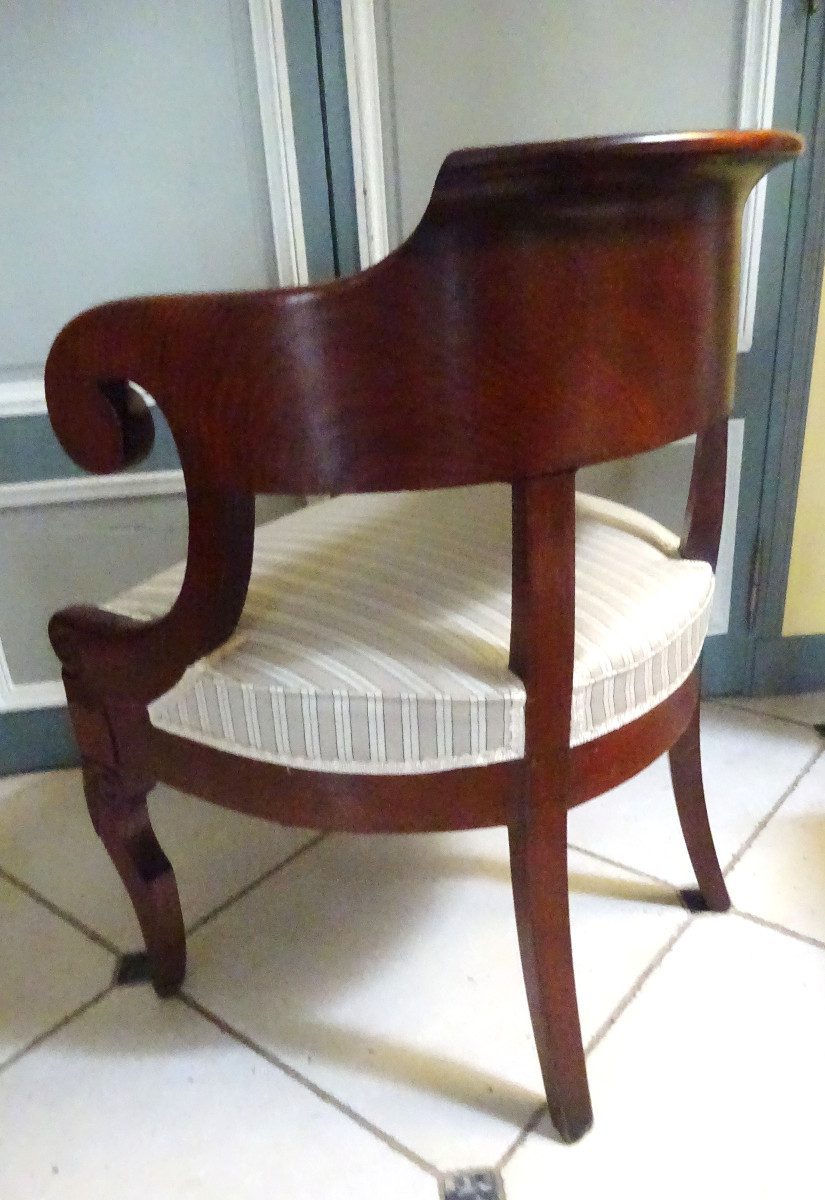 Fauteuil de bureau d'époque Restauration acajou modèle à crosse.-photo-4