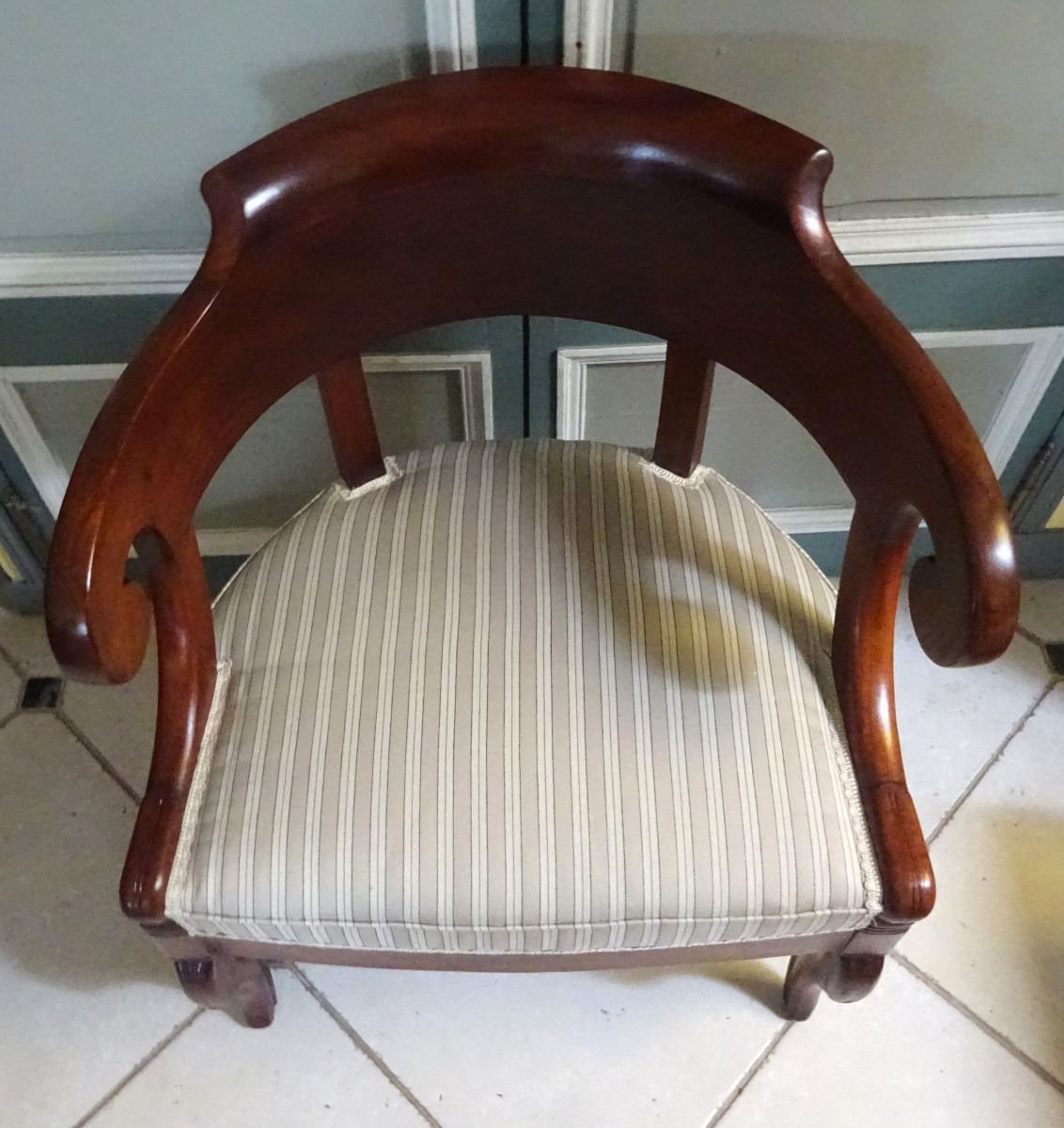 Fauteuil de bureau d'époque Restauration acajou modèle à crosse.-photo-1