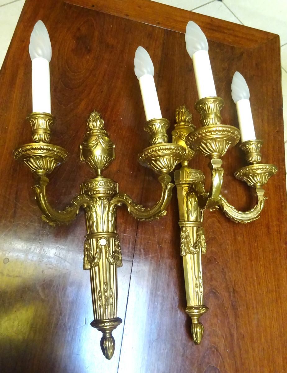 Paire de grandes appliques en bronze ciselé et doré de style Louis XVI