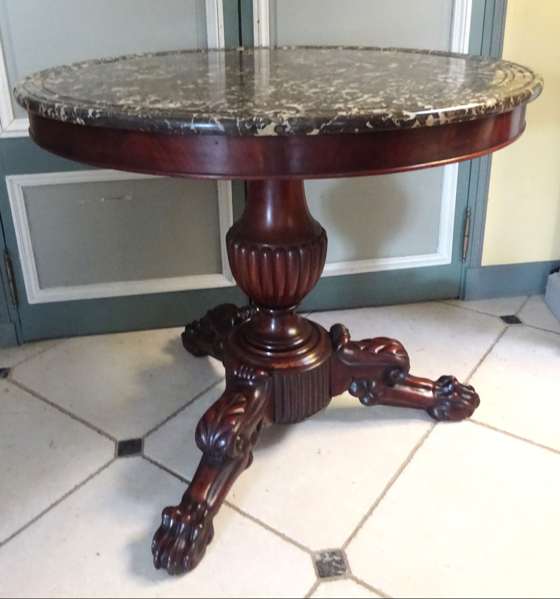 Guéridon d'époque Empire en acajou pieds griffe dessus marbre