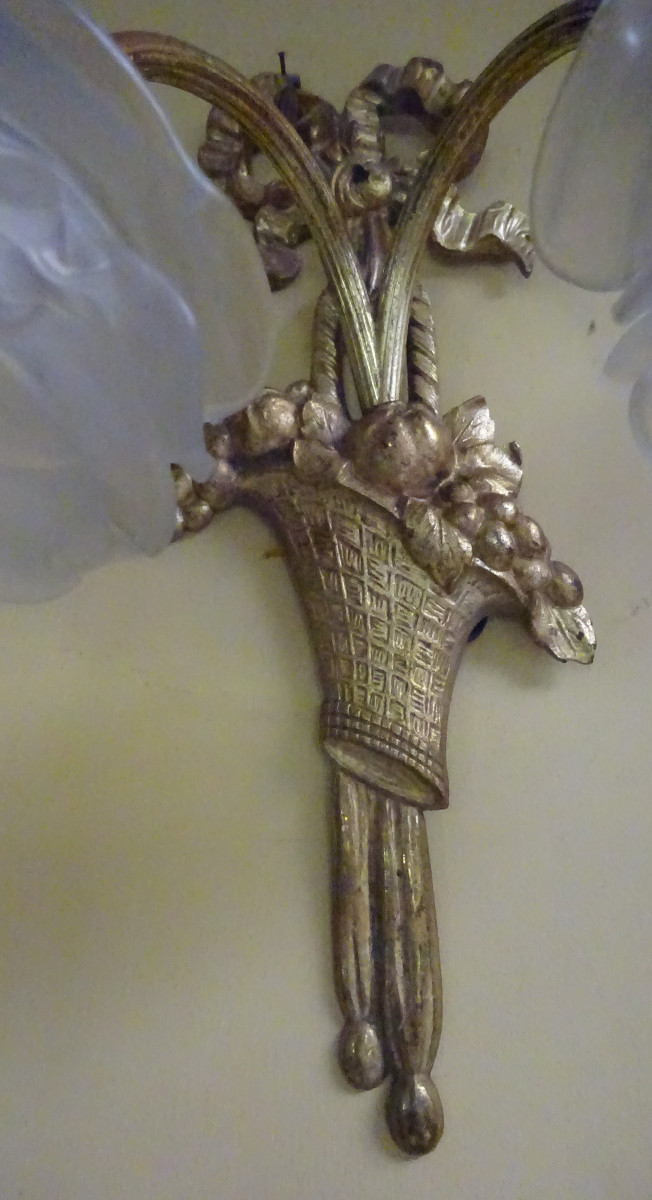 A Gilded Bronze Wall Lamp With Frosted Glass Roses From The 1900s-photo-2