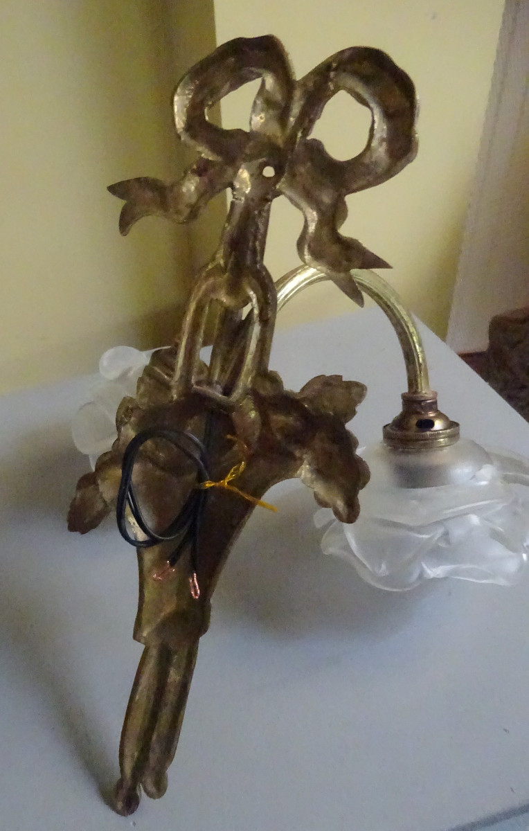 A Gilded Bronze Wall Lamp With Frosted Glass Roses From The 1900s-photo-3