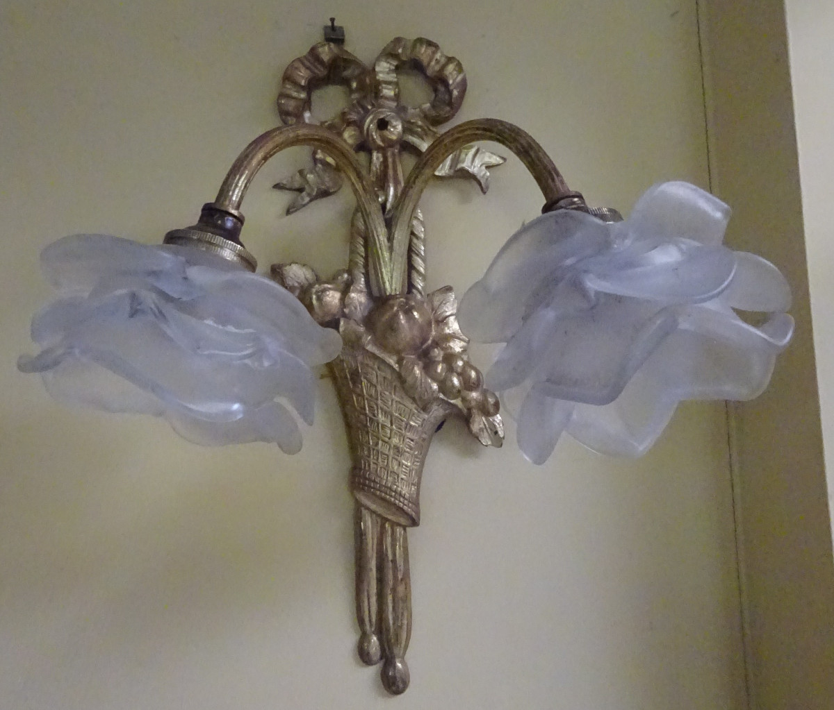 A Gilded Bronze Wall Lamp With Frosted Glass Roses From The 1900s-photo-1