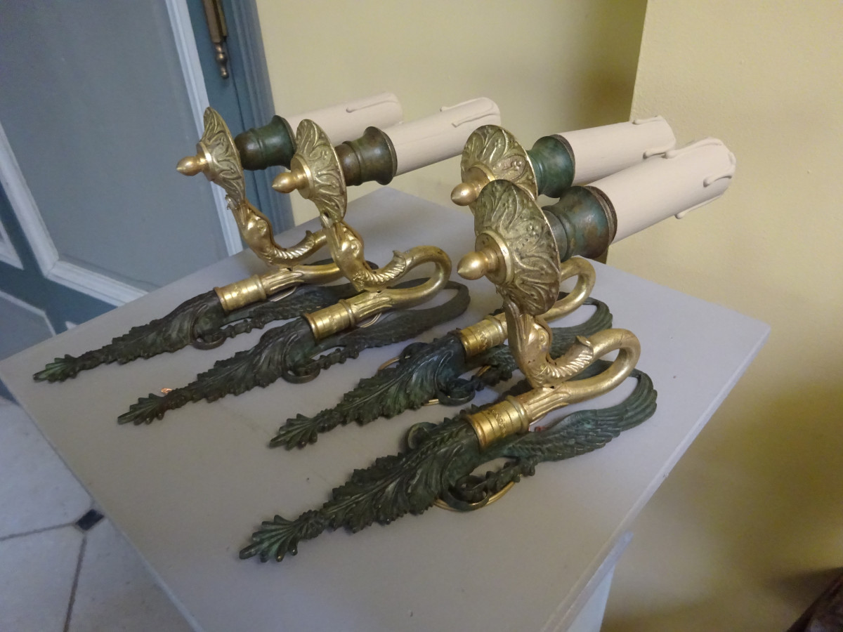 Suite de quatre appliques de style Empire en bronze deux patine début XXème