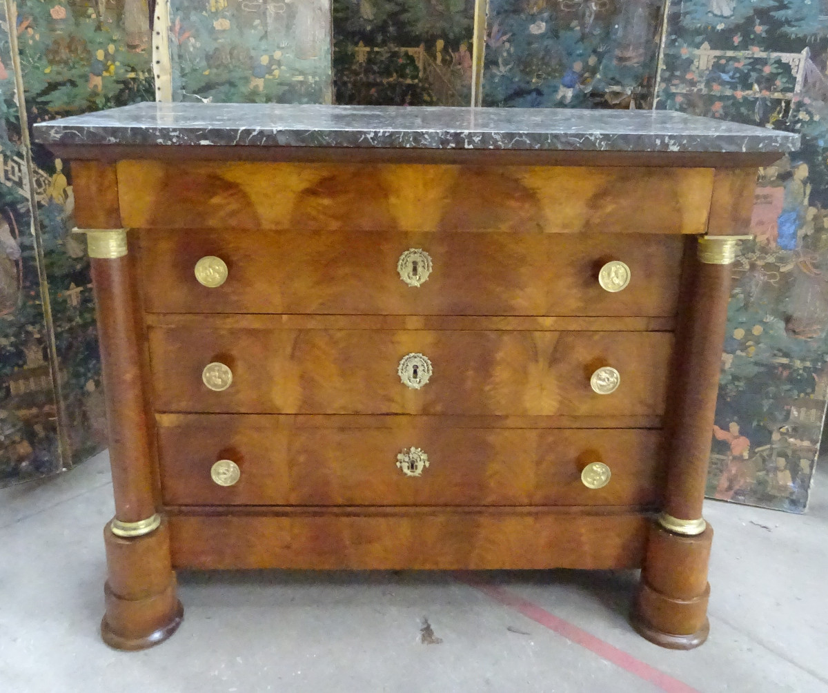 Commode en noyer flammé d'époque Empire