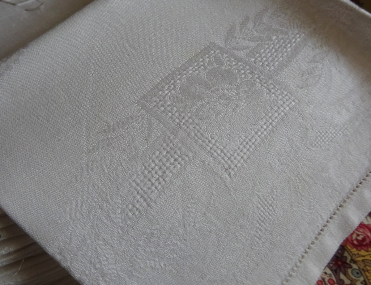 Large Damask Tablecloth With Empire Decor And 11 Napkins-photo-2