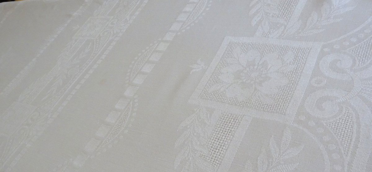 Large Damask Tablecloth With Empire Decor And 11 Napkins-photo-4