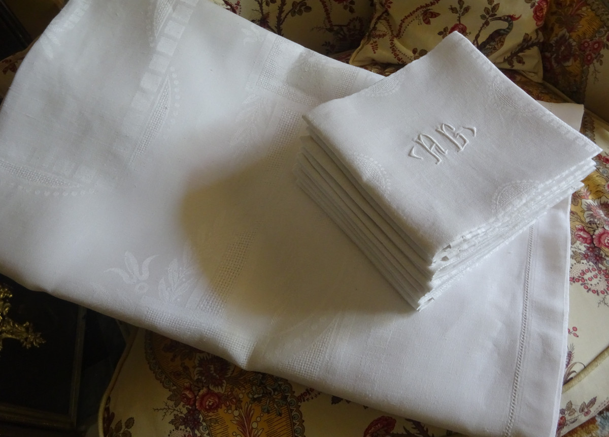 Large Damask Tablecloth With Empire Decor And 11 Napkins