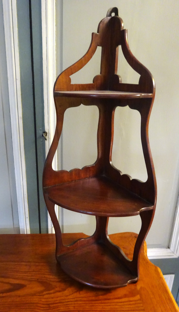 Petite étagère d'angle ou encoignure à suspendre d'époque XVIIIème en acajou