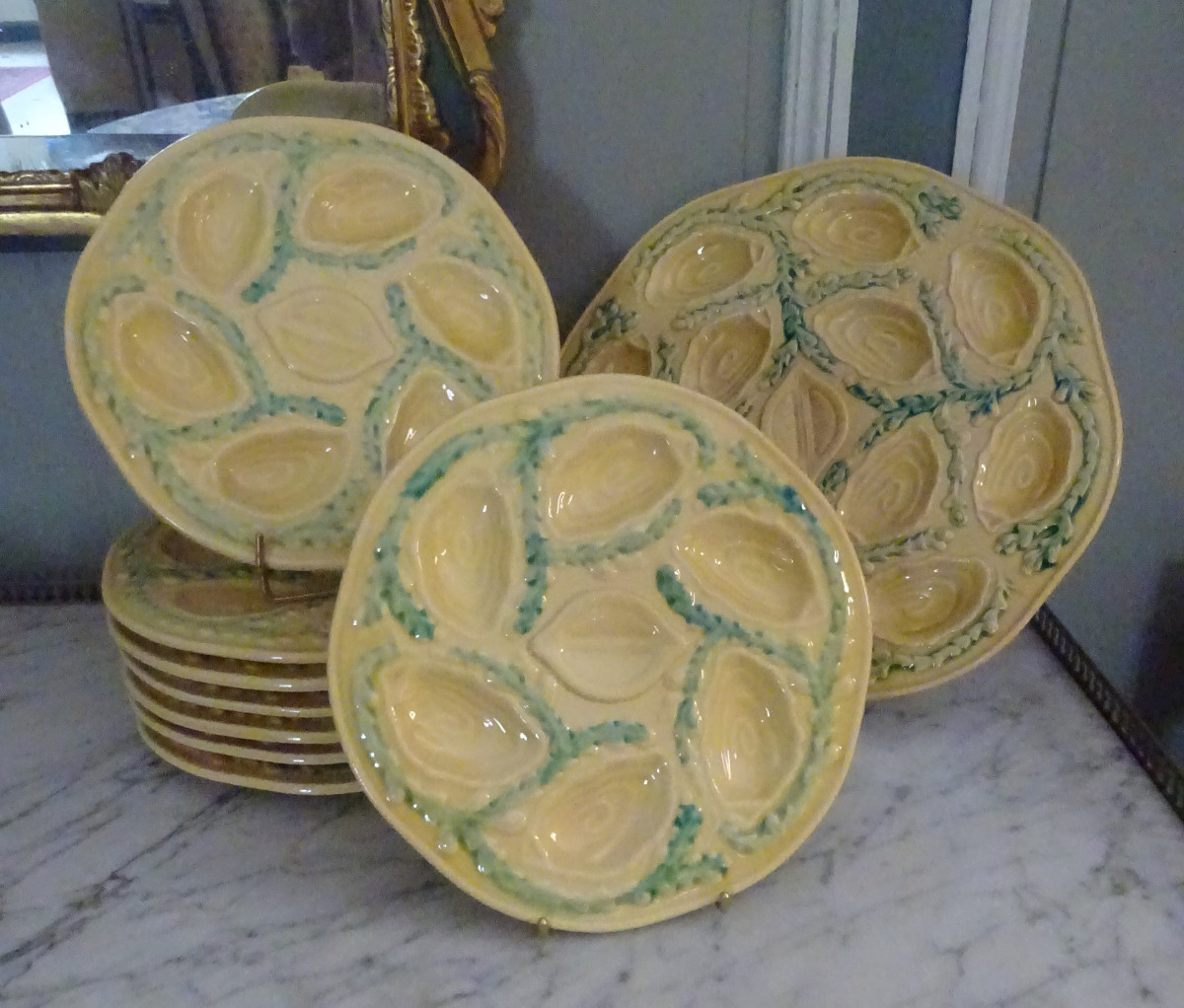Partie de Service à Huitres en faience décoré à fond jaune