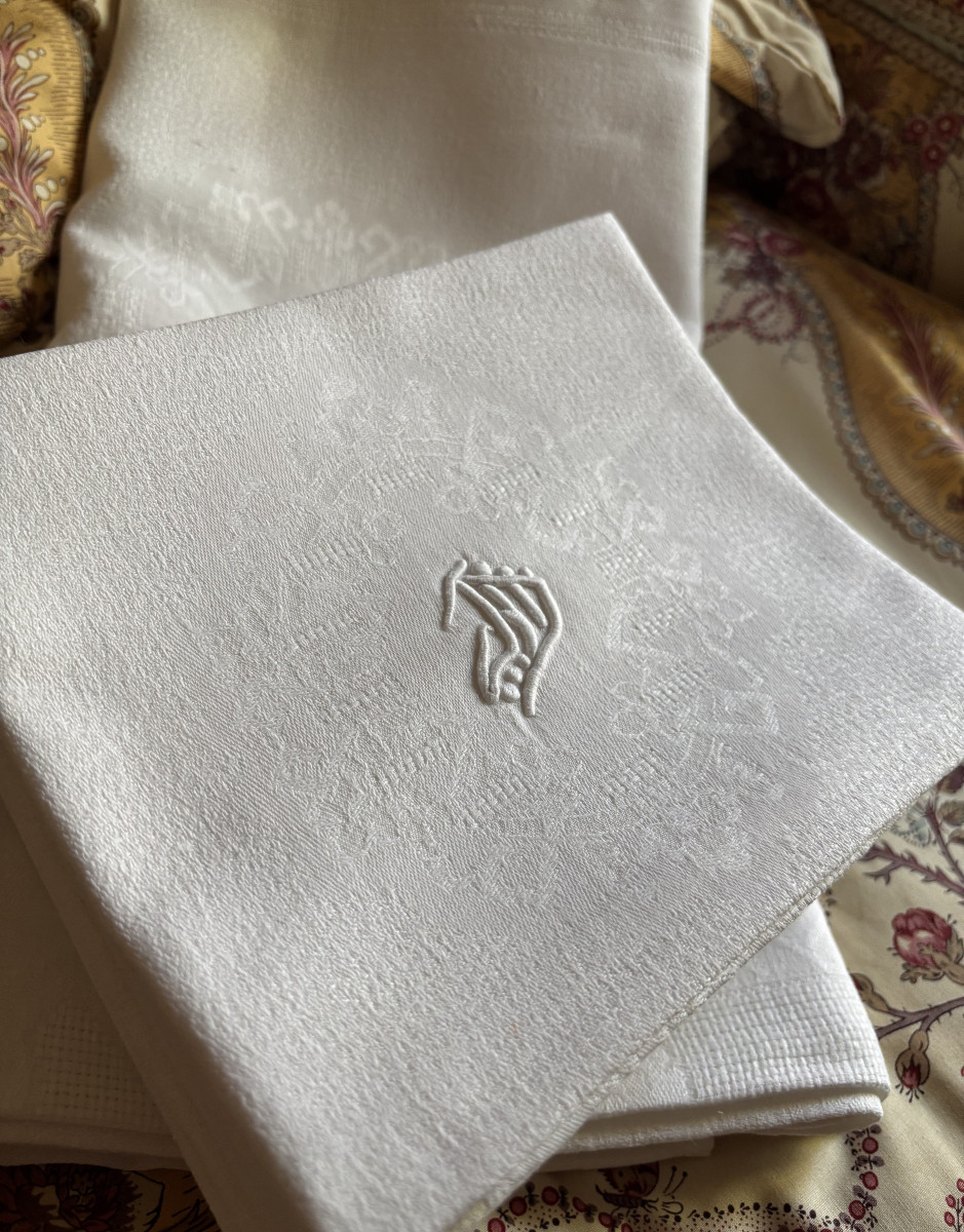 Rectangular Tablecloth And Napkins With Art-deco Motif