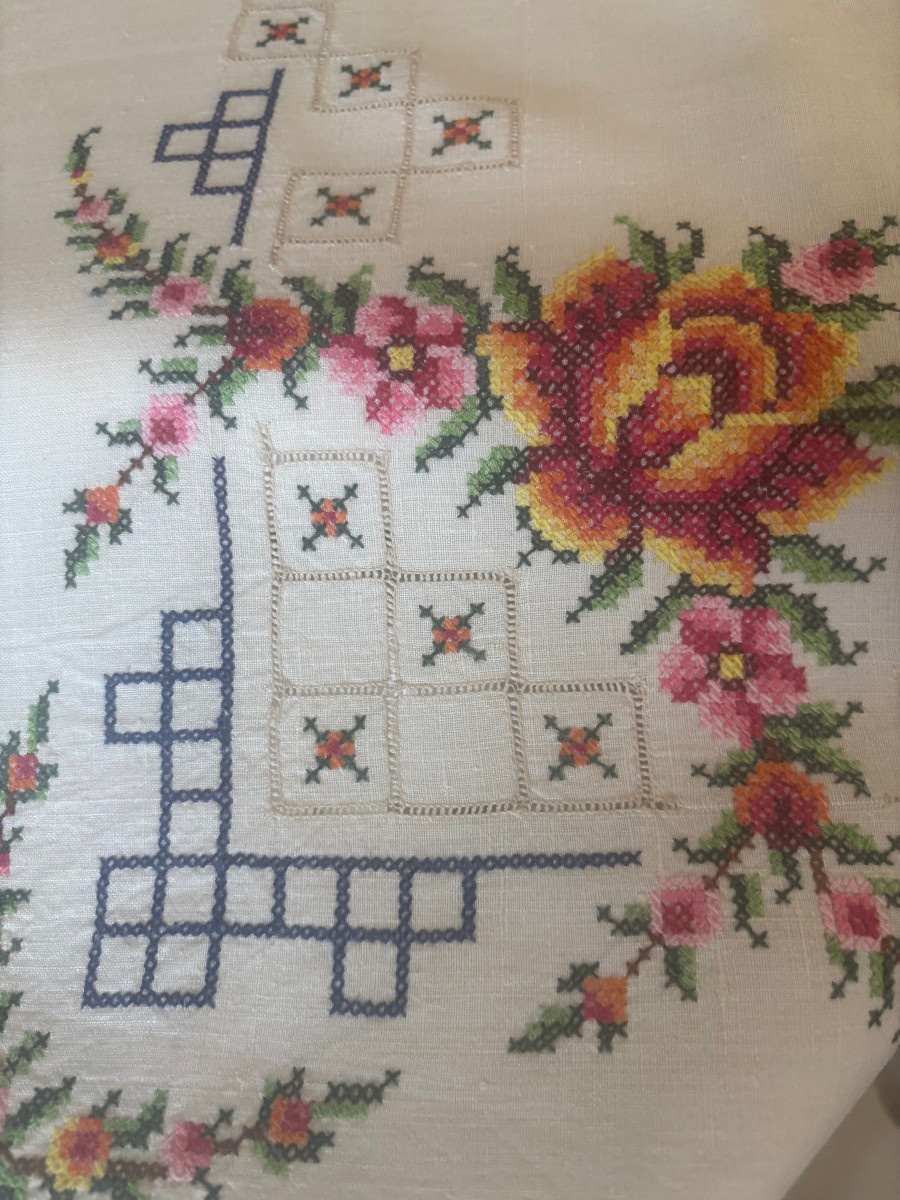 nappe rectangulaire brodée et ses serviettes-photo-3