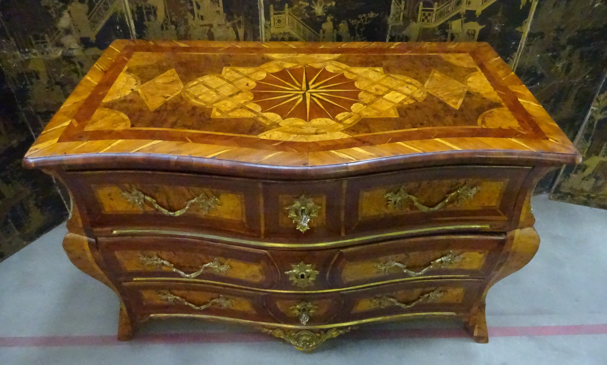 Commode tombeau d'époque Régence en marqueterie