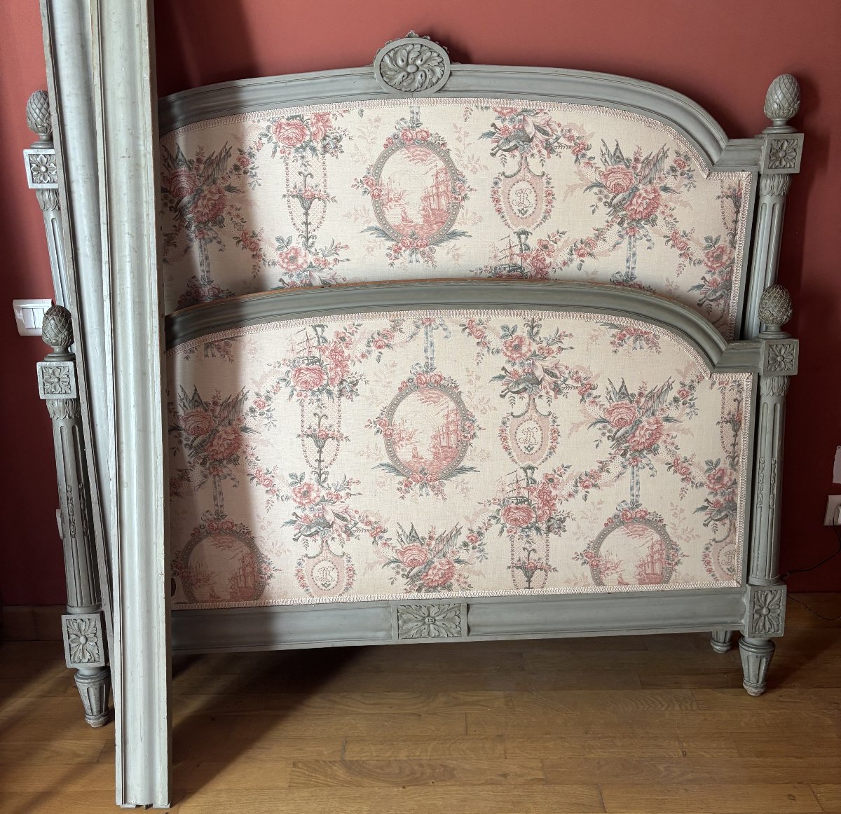 Lit de style Louis XVI laqué gris