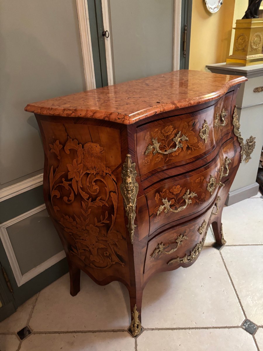 Petite commode marquetée et galbée trois faces-photo-2