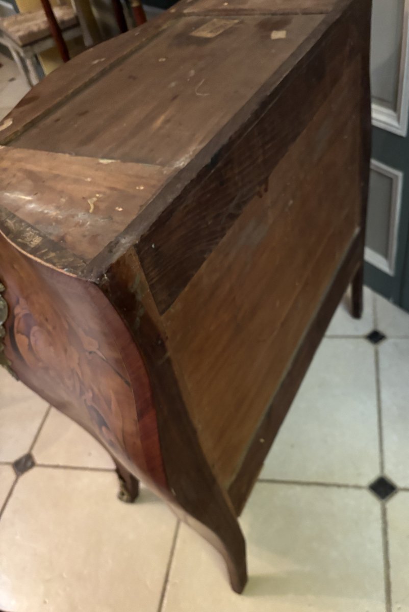 Petite commode marquetée et galbée trois faces-photo-4